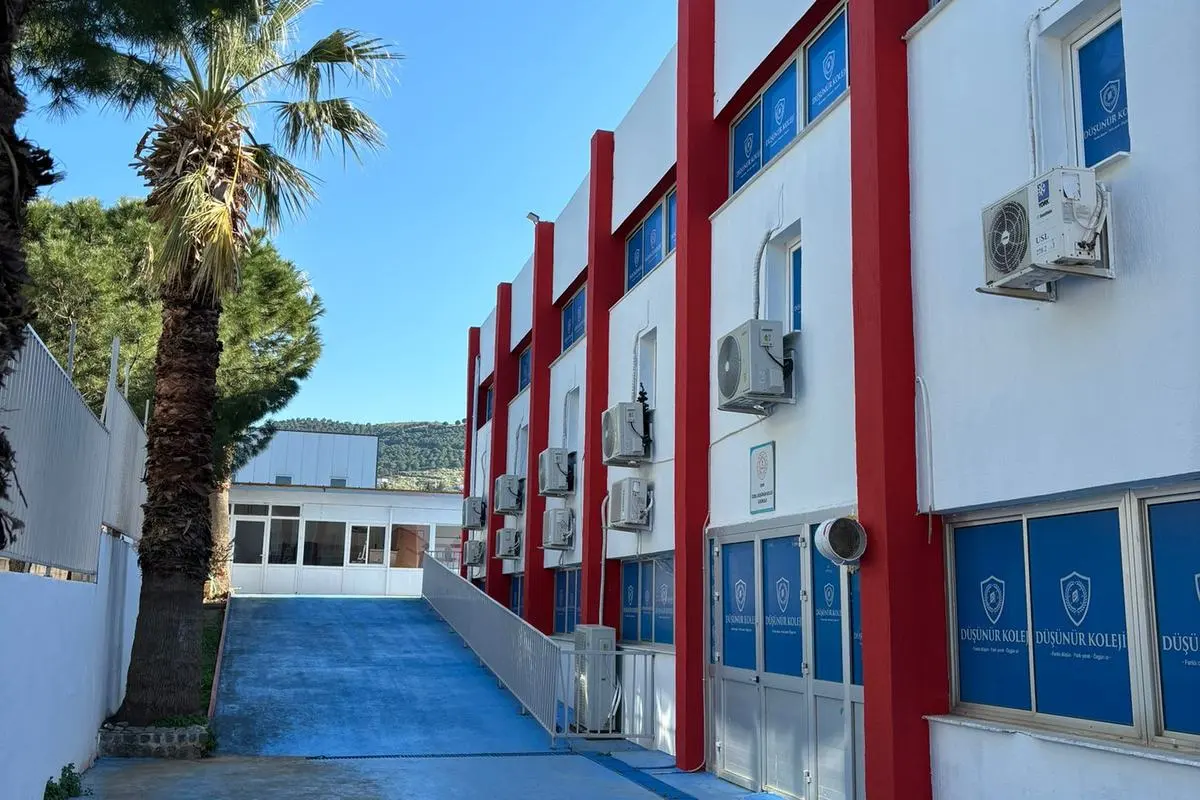 Buca Özel İzmir Düşünür Koleji İlkokulu dış görünüm