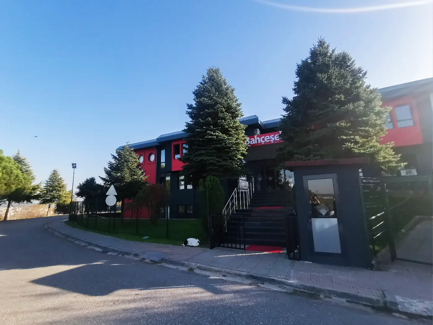 Bahçeşehir Koleji Kemerburgaz Kampüsü dış görünüm