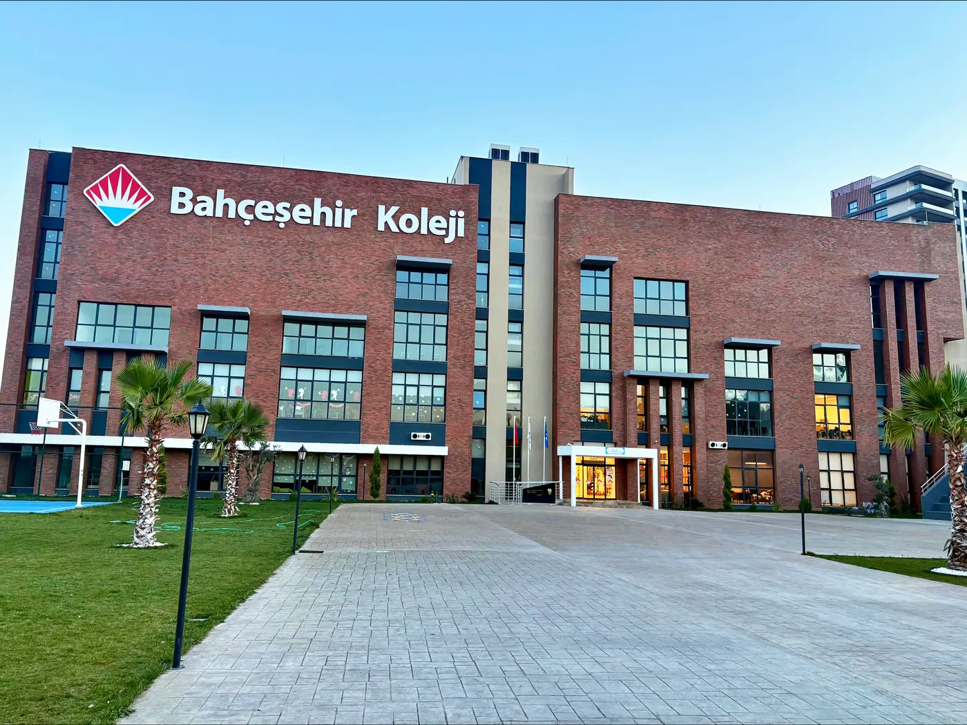 Özel Turgutlu Bahçeşehir Koleji Ortaokulu dış görünüm