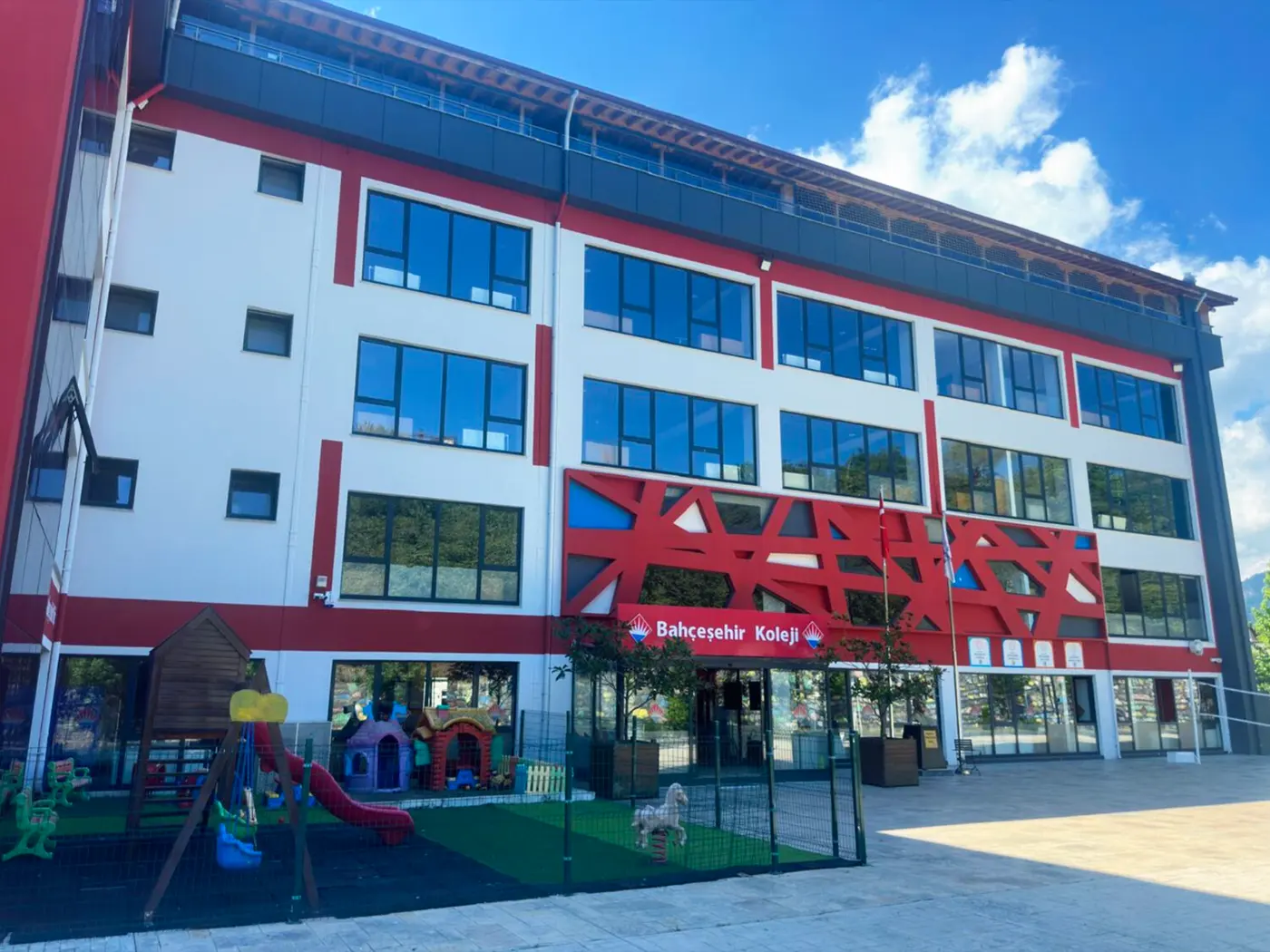 BAHÇEŞEHİR KOLEJİ ÜNYE Lisesi dış görünüm